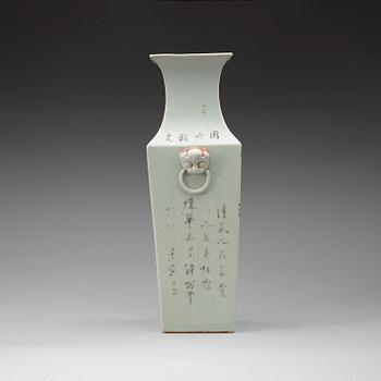 A squared famille rose vase, late Qing dynasty (1644-1912).