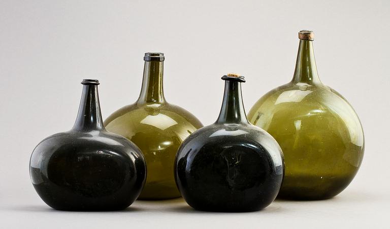 FLASKOR, 4 st, glas, omkring sekelskiftet 1800.