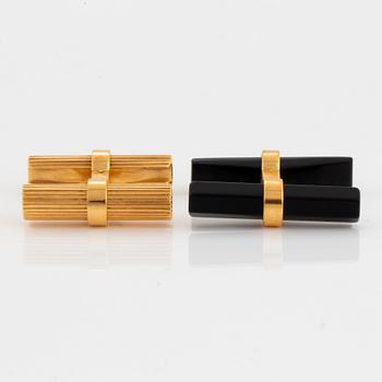 A pair of Cartier cufflinks in 18K gold and onyx.