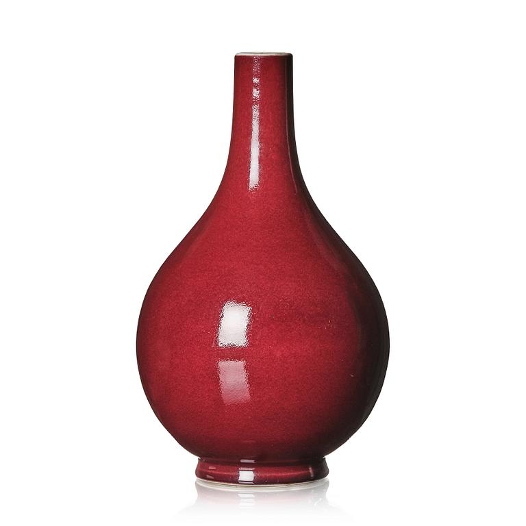 A sang de boeuf glazed vase, Qing dynasty, 19th Century.