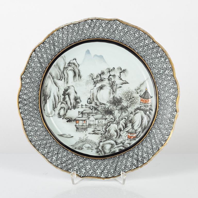 A Chinese grisaille plate, 18th century.