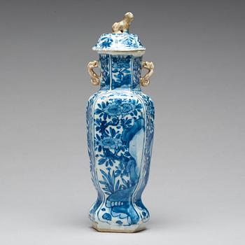 A blue and white vase with cover, Qing dynasty, Kangxi (1662-1722).