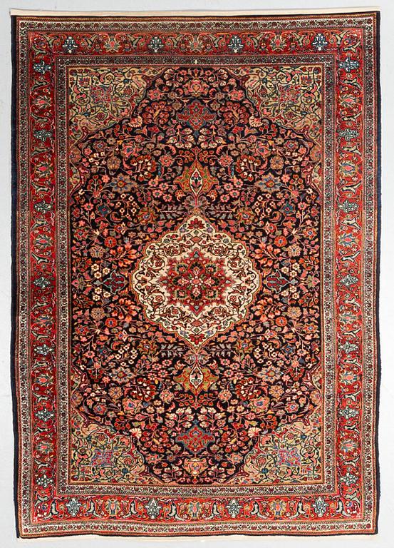 A rug, semi-antique Kashan/Sarouk, ca 199 x 134 cm.