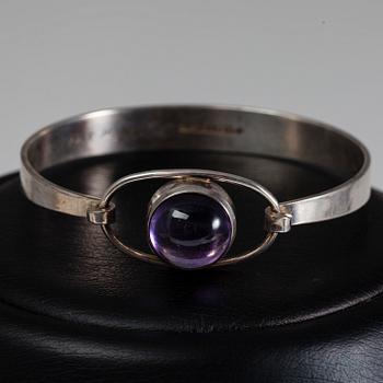 ARMRING, HÄNGEN 2 st, silver, månsten, ametist och emalj. E. Granit och A. Tillander.