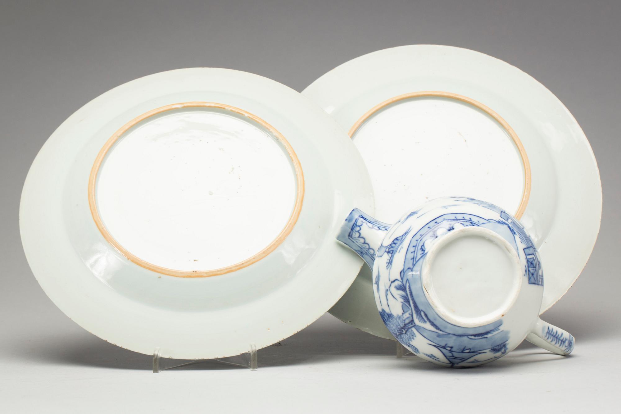 TALLRIKAR, 2 st, porslin, Qianlong (1736-1795) samt SÅSSNIPA, porslin, Kina, 1900-talets första hälft.