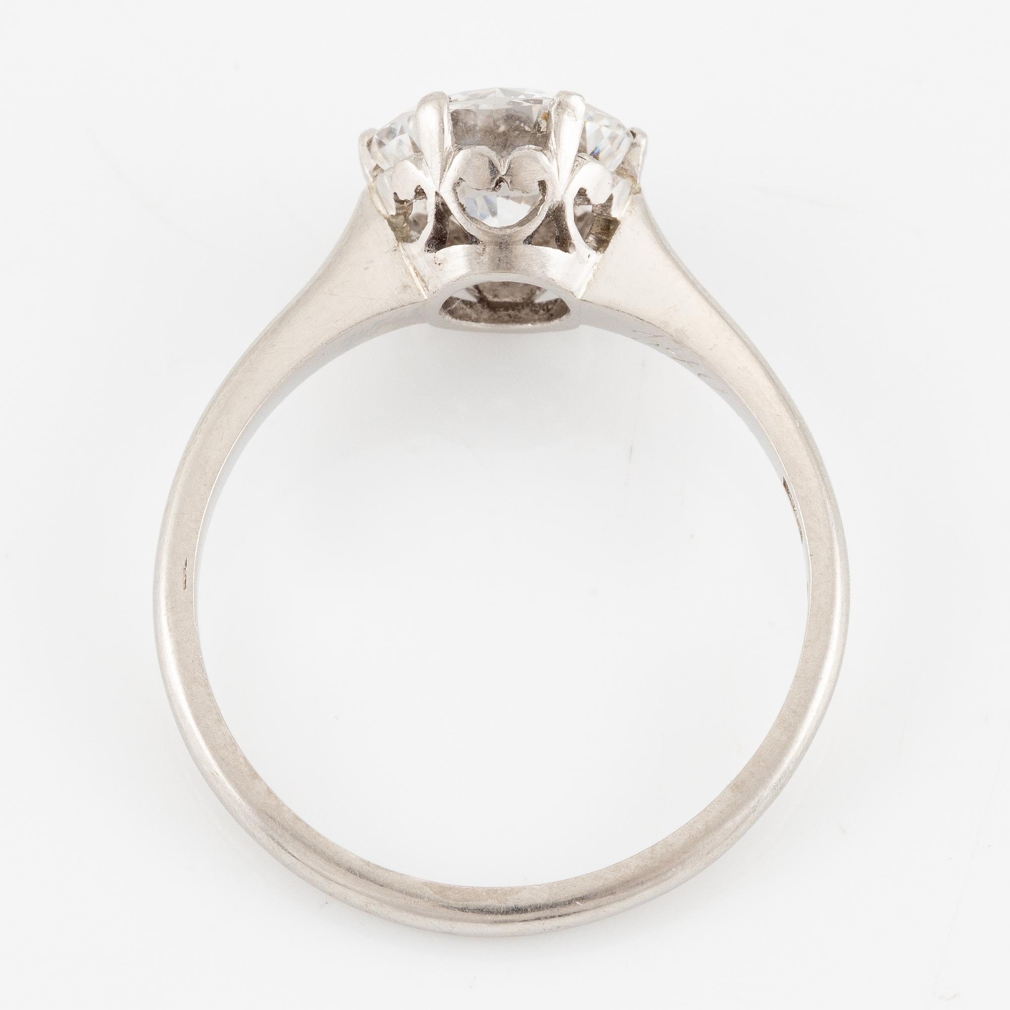 A ring in platinum with a round brilliant-cut diamond.