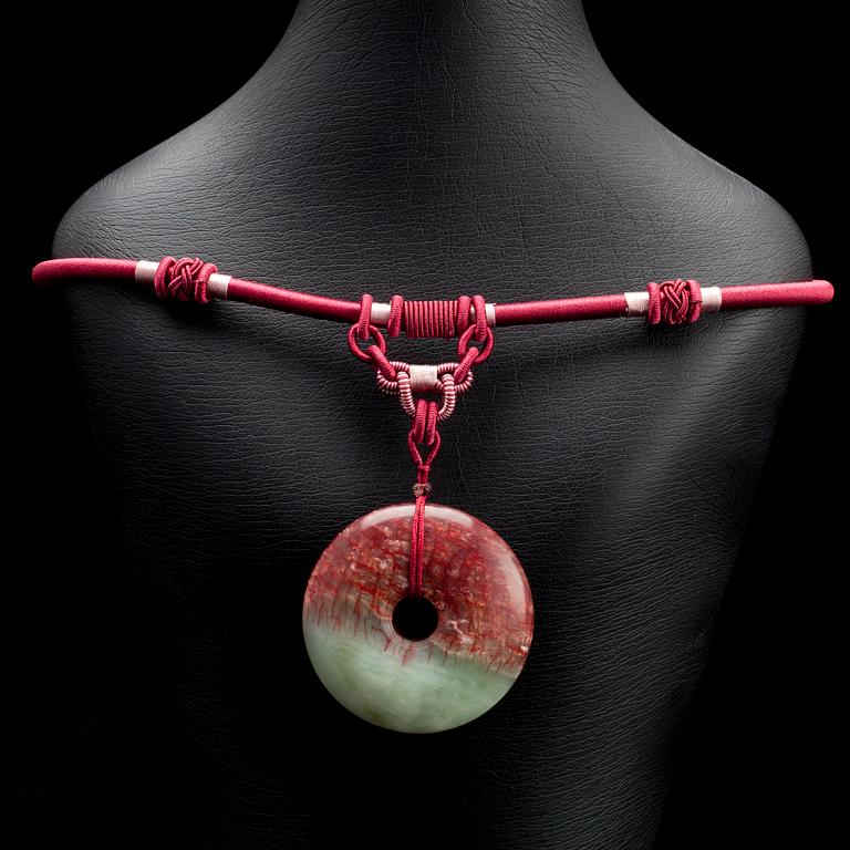 HALSBAND, siden och jadeit, nyproduktion.