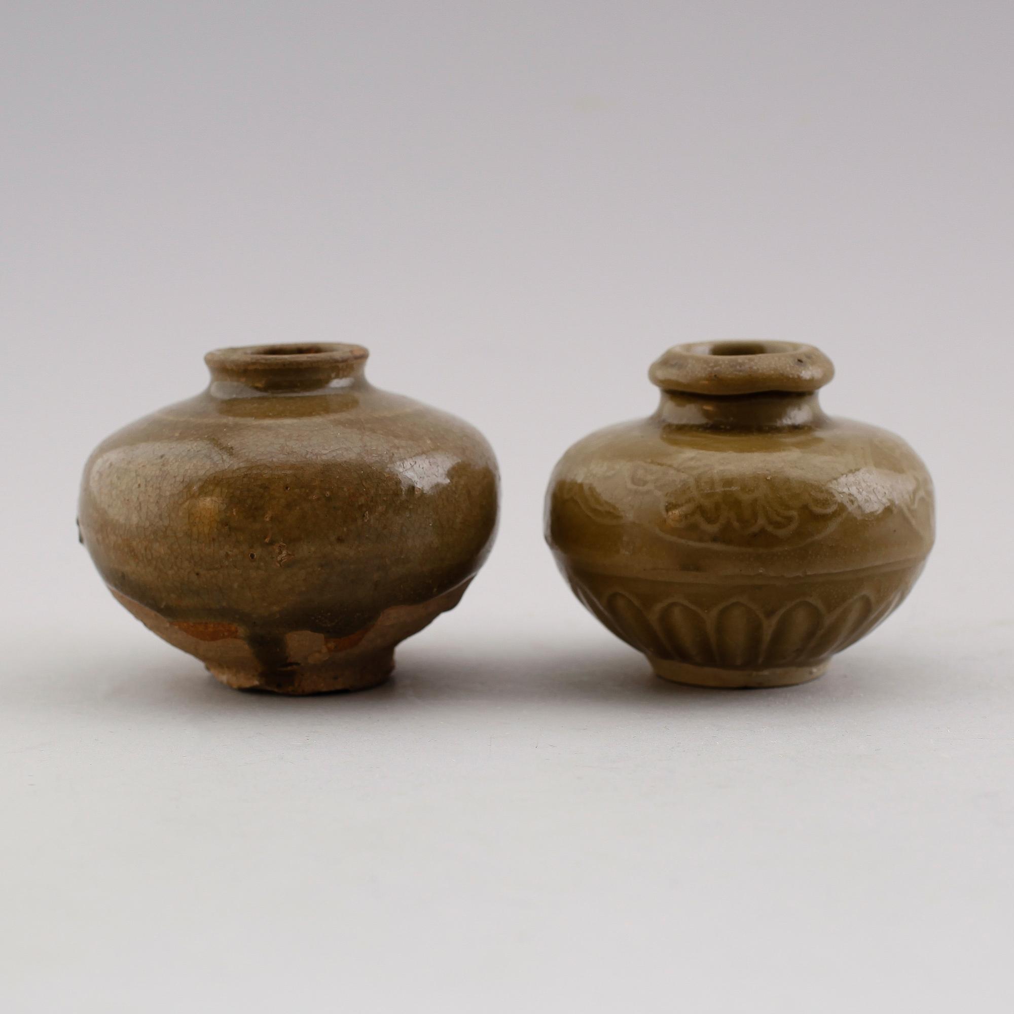VASER, 2 st, stengods, Kina, Sung or Yuan, 1200-/1300-tal.