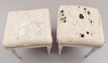 TABURETTER, 2 st, snarlika, gustavianska, varav 1 signerad IHS (Johan Hammarström).