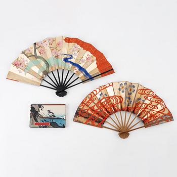 A set with two Japanese fans and a booklet 'Down the Emperors road with Hiroshige, Japan, 20th Century.