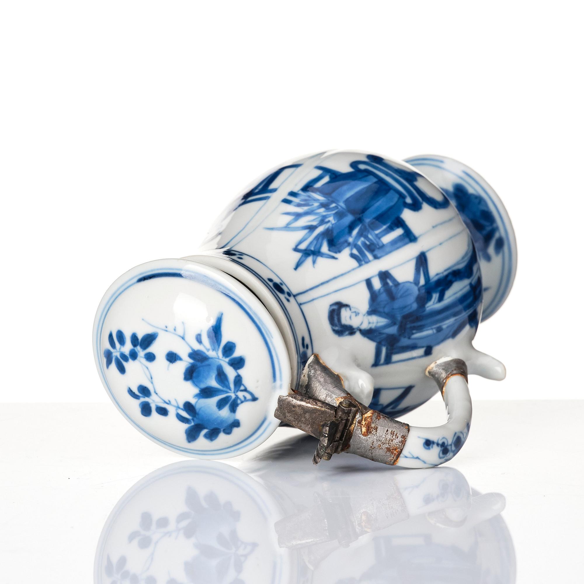 Senapskanna med lock, porslin. Qingdynastin, Kangxi (1662-1722).