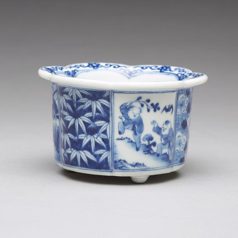 A blue and white pot/censer, Qing dynasty, circa 1700.