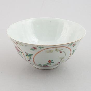 A porcelain bowl, China, late Qing dynasty, around 1900.