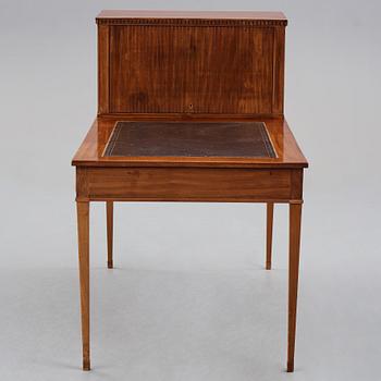 SKRIVBORD MED UPPSATS, Stockholmsarbete 1700-talets slut, Sengustavianskt.