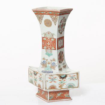 Vaser, två snarlika, porslin, Japan, Showa (1926-89).