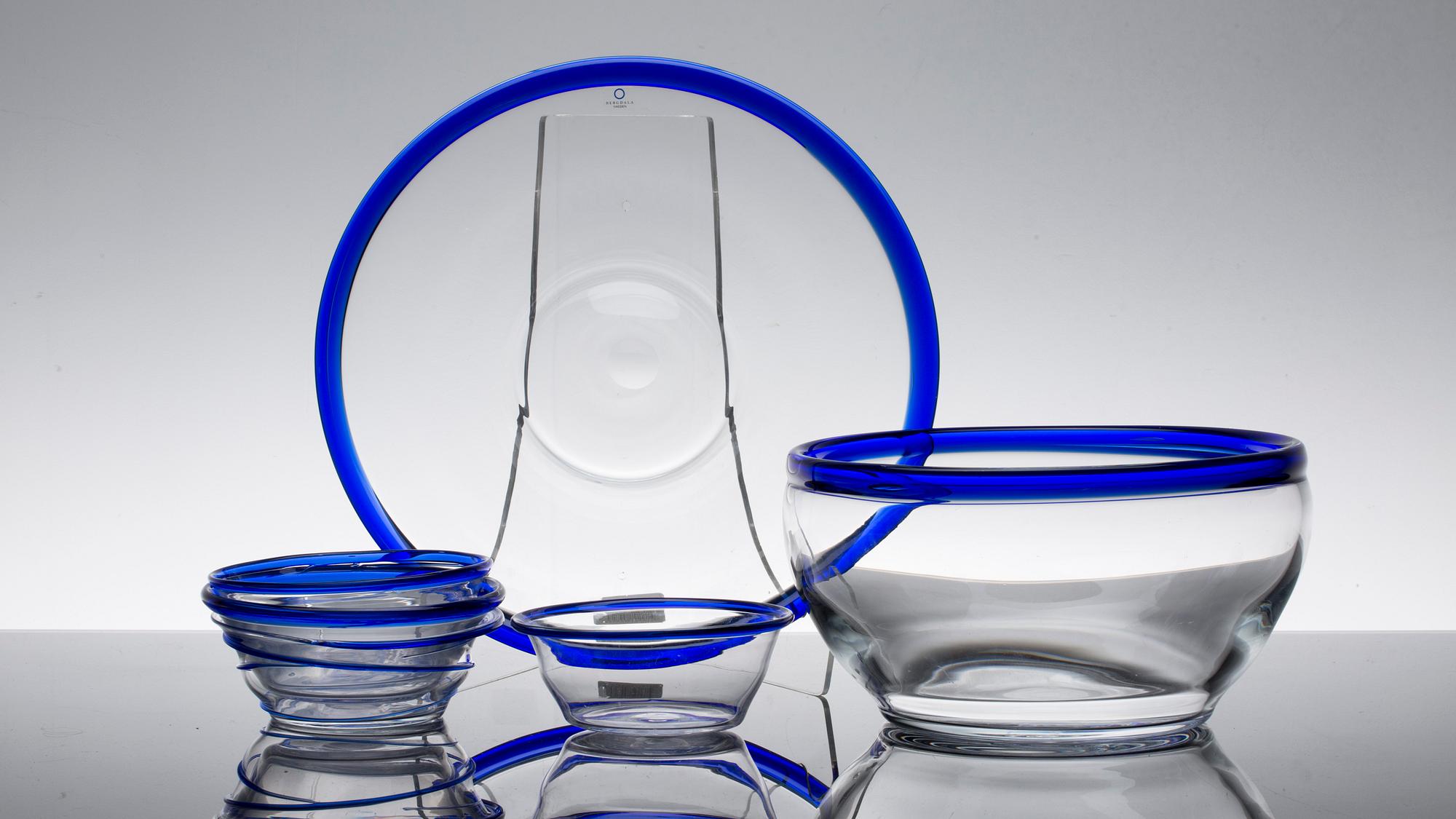 FILBUNKSSKÅLAR OCH SKÅL SAMT FAT, 6 delar,  Bergdala glasbruk.