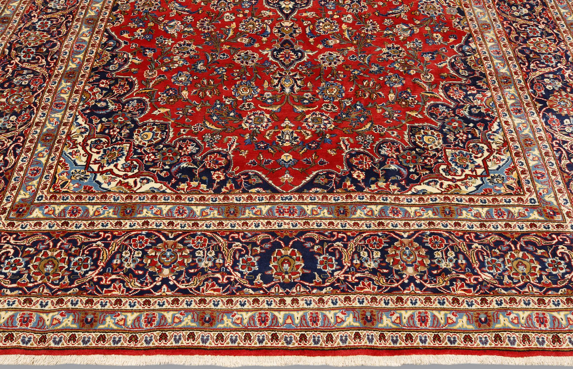 A Keshan carpet, approx. 307 x 200 cm.