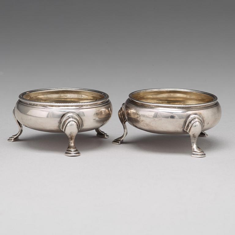 A pair of English 18th century parcel-gilt silver salt-cellars, unidentifyed mark (Grimwade #3688, 3689), London 1764.