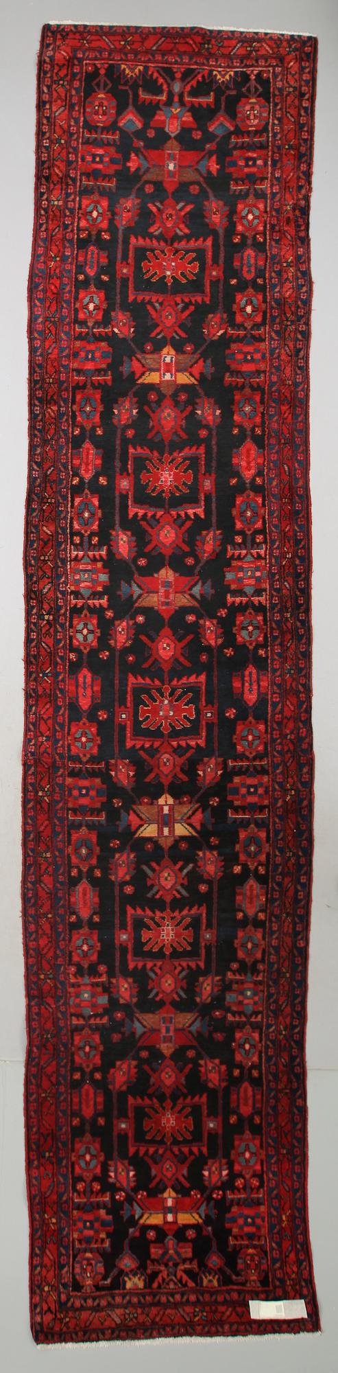 MATTA, Hamadan, ca 493 x 107 cm.
