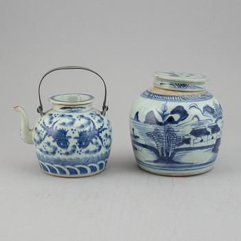 A group of 7 Chinese blue and white porcelain objects, 18-20th century.