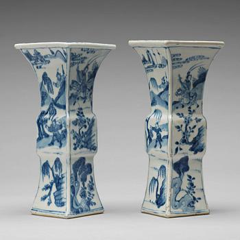 A pair of blue and white vases, Qing dynasty, Kangxi (1662-1722).