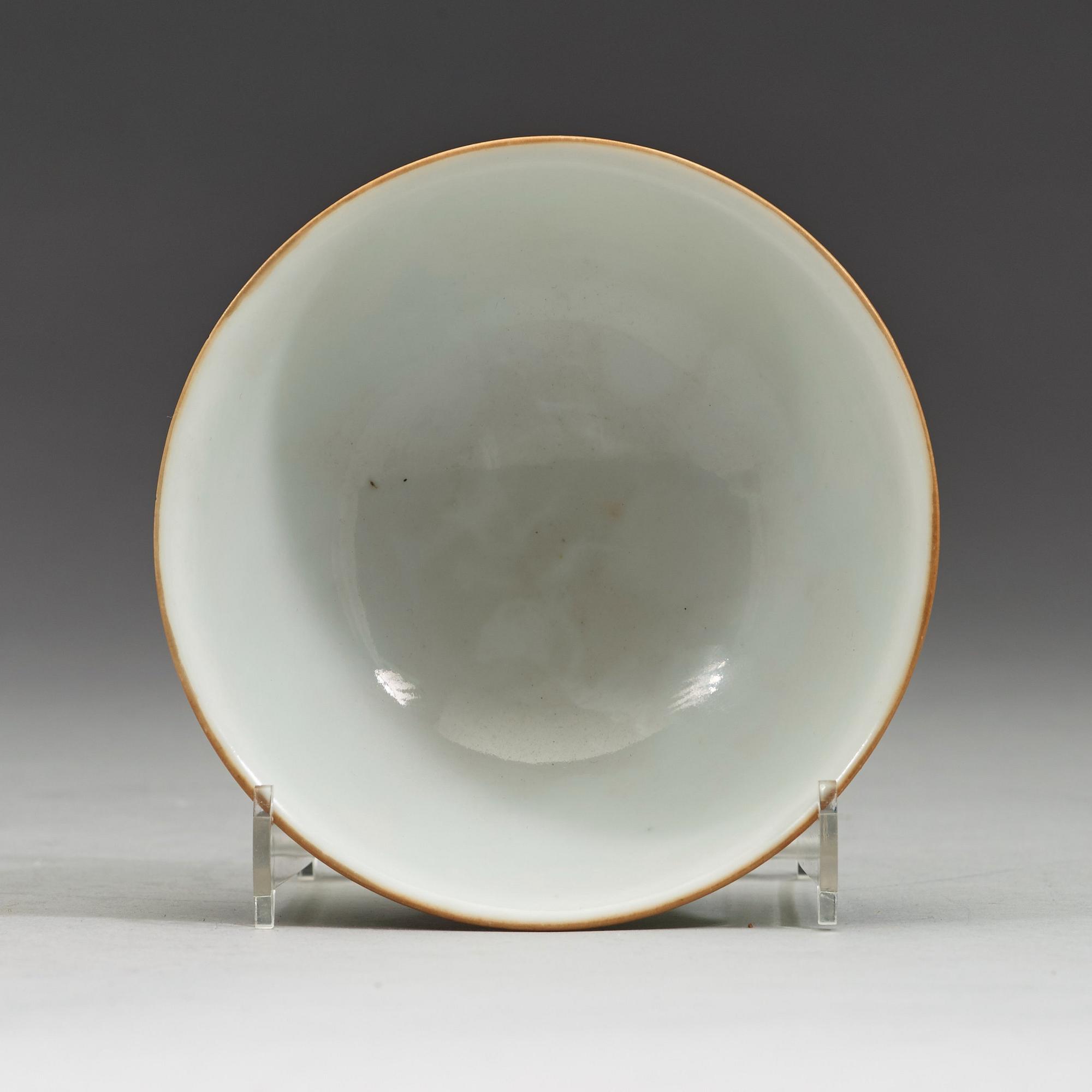 KOPP med FAT, porslin. Sen Qingdynasti med märke (1644-1912).
