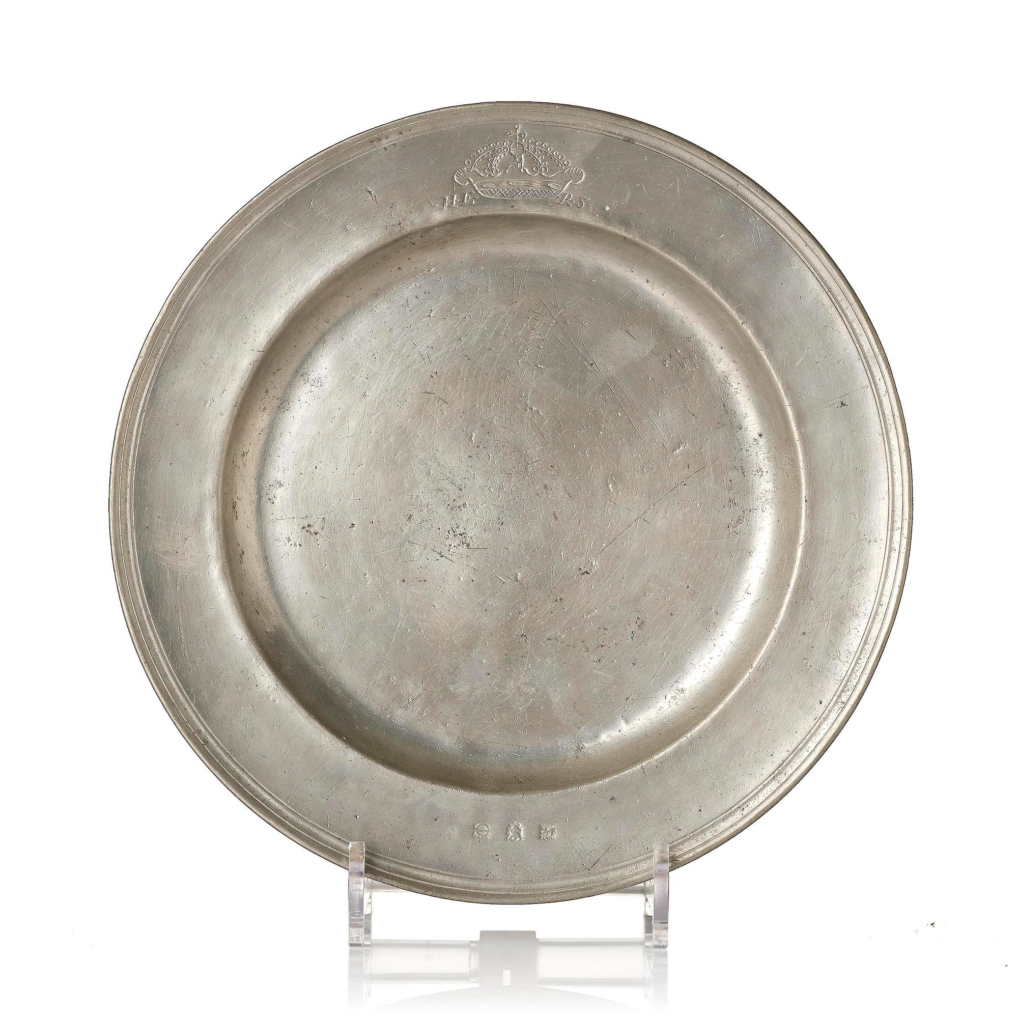 Tallrik, ur Hedvig Eleonoras Strömsholmsservis, av Nicholas Kelk (mästare i London 1638-88), daterat 1680.