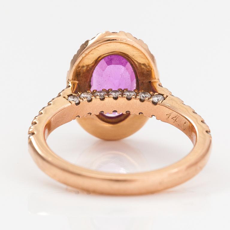 Sormus, 18K rosékultaa, pinkki safiiri n. 2.49 ct ja timantteja n. 0.82 ct yht. Korkelia, Helsinki.