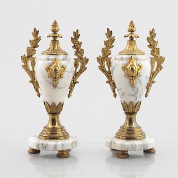 A mantle clock with two decorative urns, France, end of the 19th century.