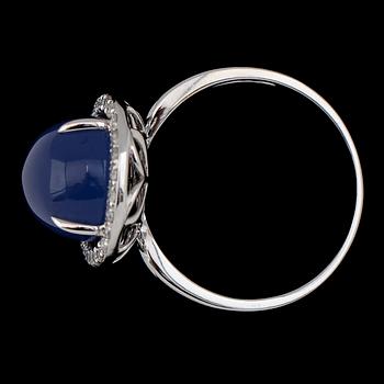 RING, 14K vitguld, diamanter och blå kalcedon.
