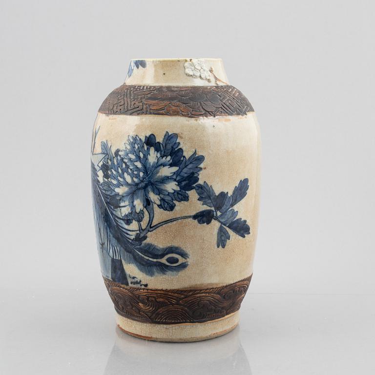 A porcelain vase, China, late Qing dynasty.