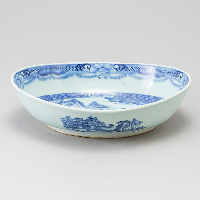 A Chinese porcelain blue and white bowl, circa 1800.