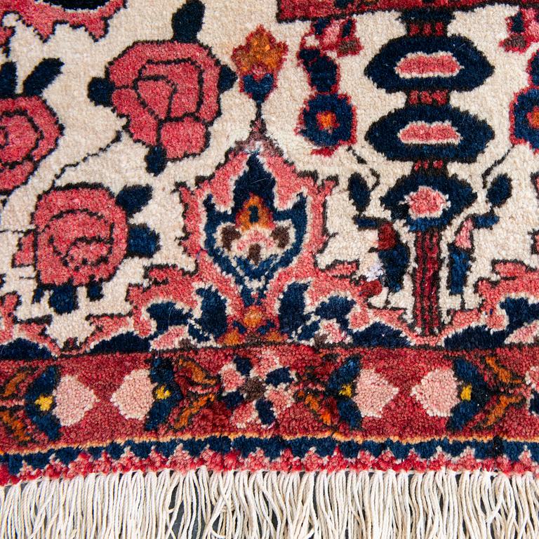 MATTA, orientalisk. Ca 354 X 277  cm.