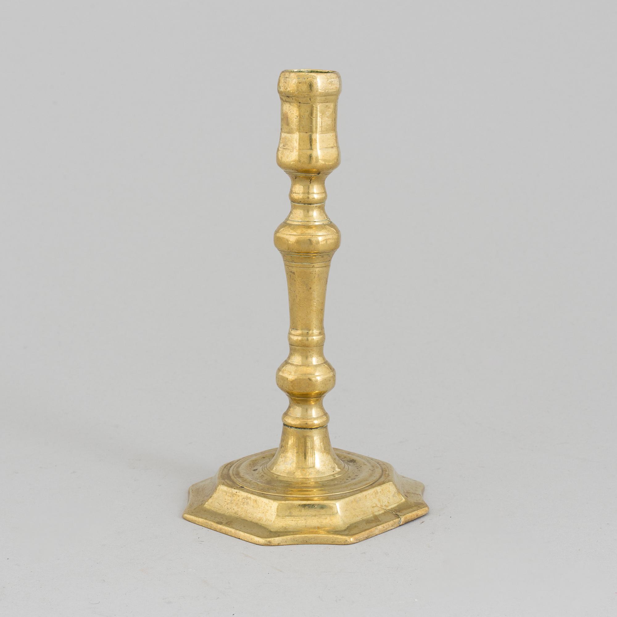 AN 18TH CENTURY CANDLSTICK.