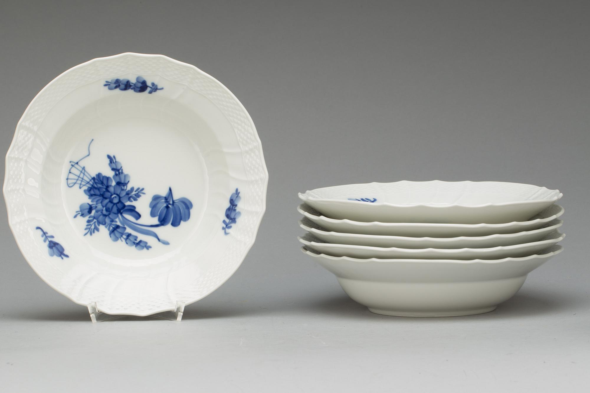 MATSERVIS, 18 delar,  porslin, "Blå blomst", Royal Copenhagen, 1900-talets andra hälft.