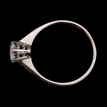 RING, 18 k vitguld, solitär briljantslipad diamant 0.85 ct. svenska stämplar K&EC, 1962.