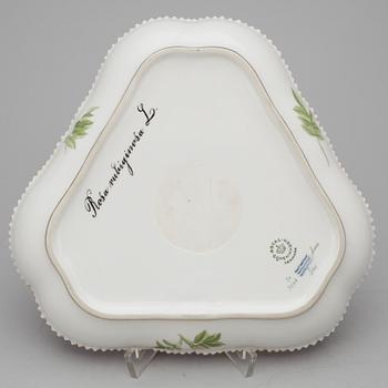 FAT, porslin. "Flora danica", Royal Copenhagen, 1900-tal.