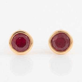 Earrings and ring, 18K gold with rubies. Sandström de Wit.