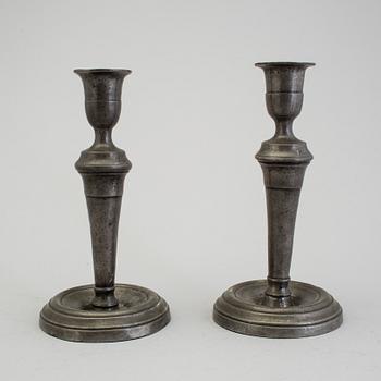 LJUSSTAKAR, ett par, tenn, sent 1700-tal.