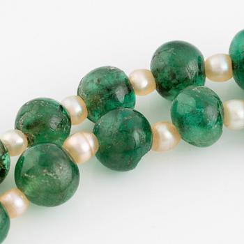 An emerald and pearl necklace with a silver clasp with a cabochon-cut emerald and old-cut diamonds.