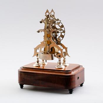 BORDSPENDYL, s k skeletonclock, pendel märkt C Gullberg, med spelverk, omkring år 1900.