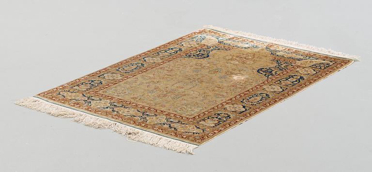 SEMIANTIK SILKE HEREKE. 133,5 x 101,5 cm. (längden inkluderar de slätvävda delarna av kortsidorna).