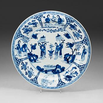 345. A blue and white dish, Qing dynasty, with Kangxis six character mark and period (1662-1722).