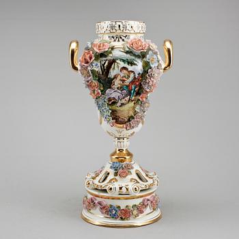URNA, porslin, 1900-talets första hälft.