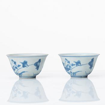 A pair of blue and white cups, Ming dynasty (1368-1644).
