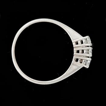 RING, 14k vitguld med briljantslipade diamanter tot ca0,41ct. Vikt ca2,7g.