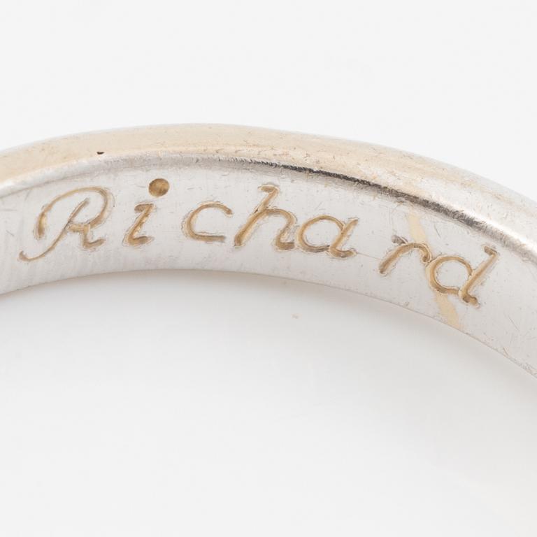 Ring in 18K white gold set with round brilliant-cut diamonds.