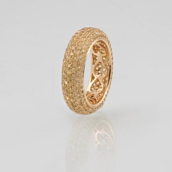 RING, 18K guld med fasettslipade gula safirer ca 3.64 ct. Vikt 4,7 gram.