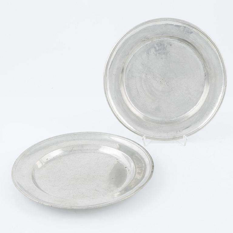 Fat, tallrikar 7 st, skålar 3 st, tenn, mestadels England, 17/1800-tal.