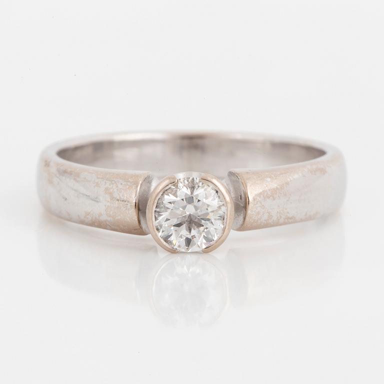 A 0,42 ct solitaire brilliant-cut diamond ring.